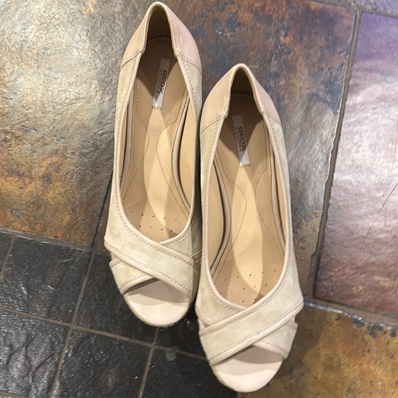 Geox Respira tan wedges
Size 7 - Picture 6 of 13